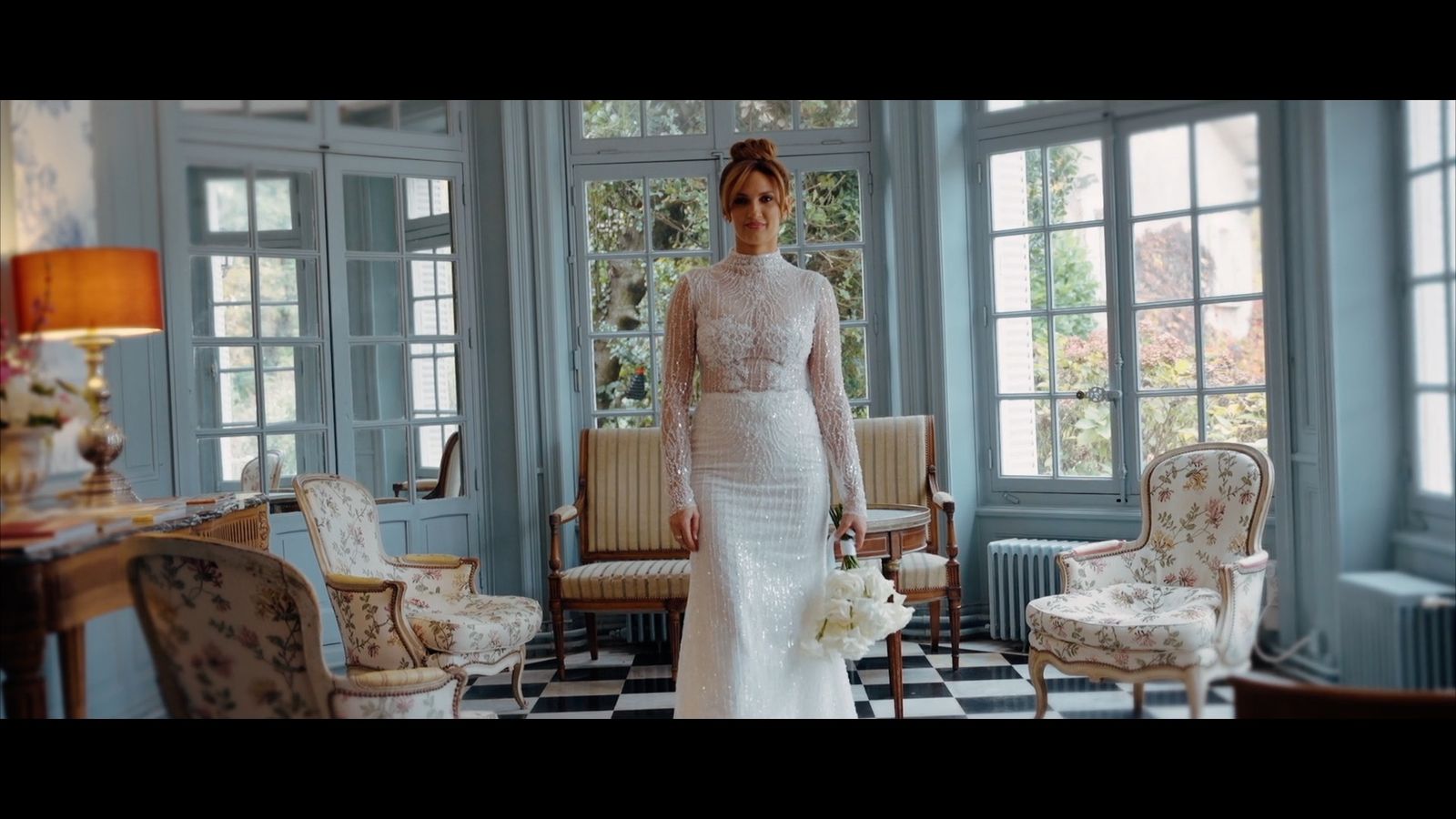 Extrait de film Story Film — mariée dans un salon lumineux