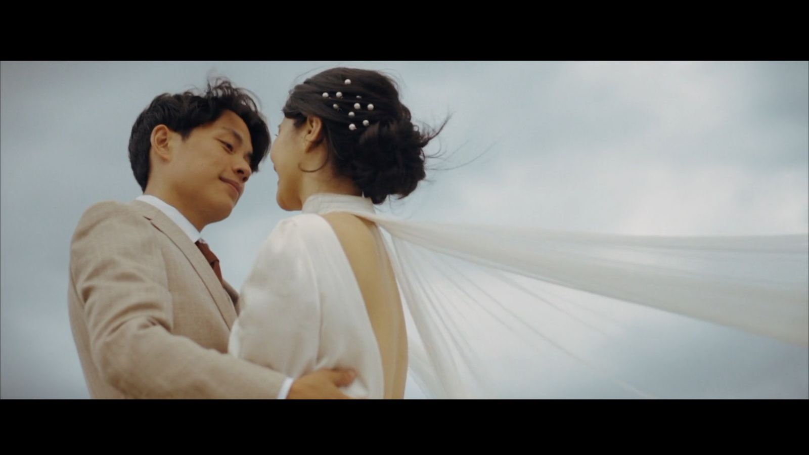 Extrait de film Story Film — couple avec voile au vent
