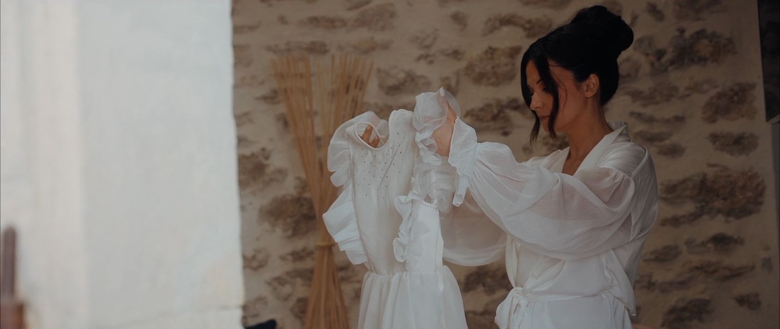 Mariée tenant sa robe à la lumière du matin — extrait de film