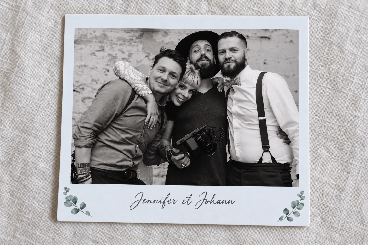 Quatre amis photographiés par la StoryBox sur un tirage polaroid signé Jennifer et Johann